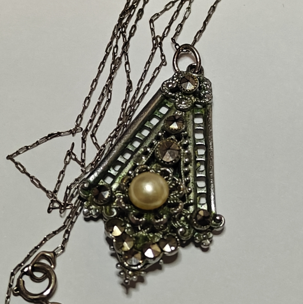 Elegant Antique Silver Tone Pendant Necklace